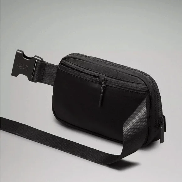Lululemon Everywhere Crossbody Belt Bag 1L - Black - Picture 5 of 6